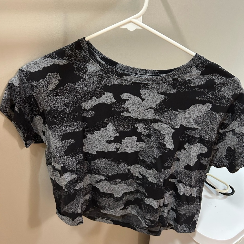 Black camo cates tee